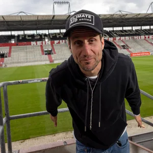 Michael Fritz (42), Mitbegründer des Vereins „Viva con Agua“, im Millerntorstadion.
