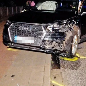 Illegales Autirennen endet in Hausbruch mit schweren Unfall – Audi-Fahrer verletzt