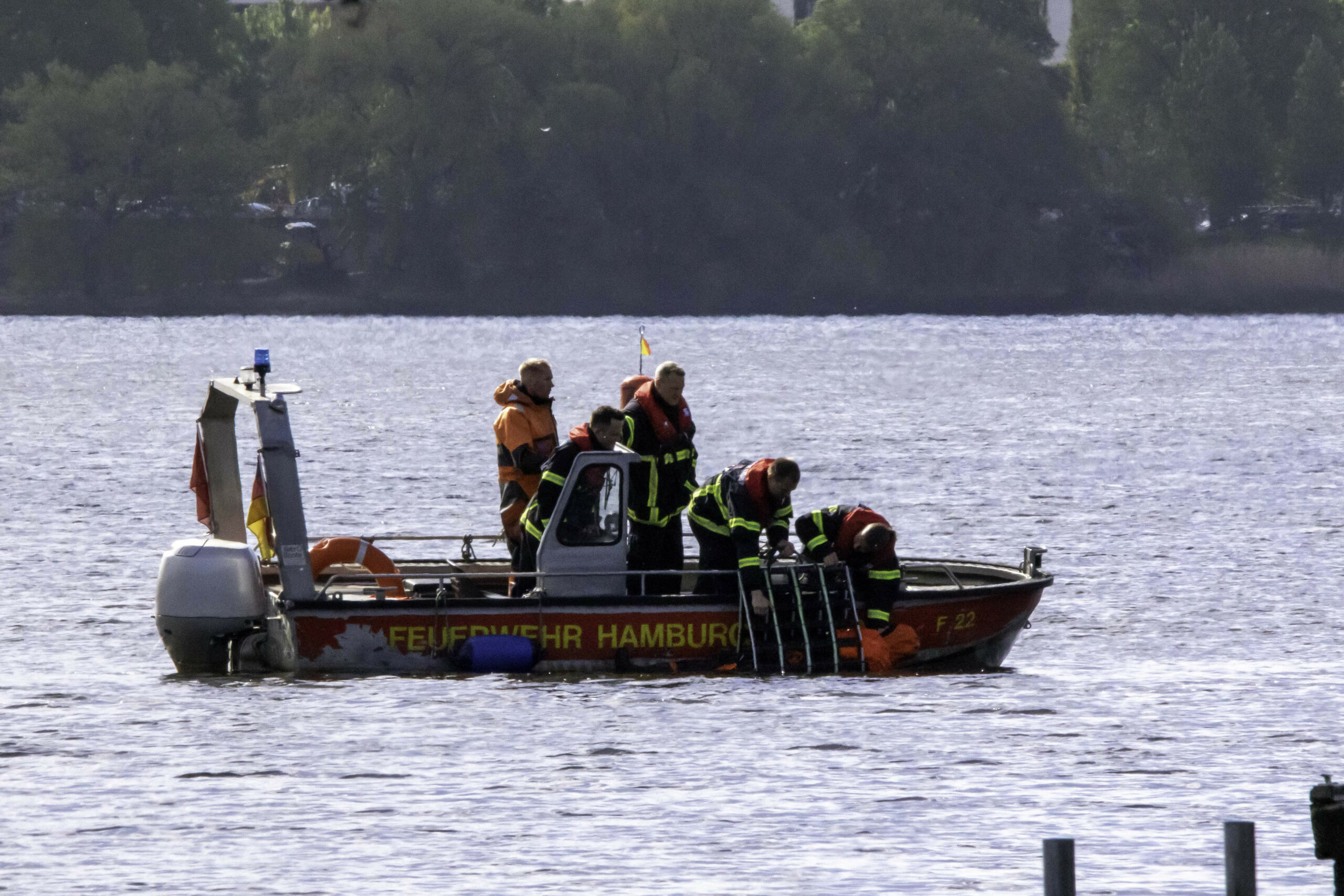 Feuerwehrleute im Einsatz auf der Alster (Symbolbild).