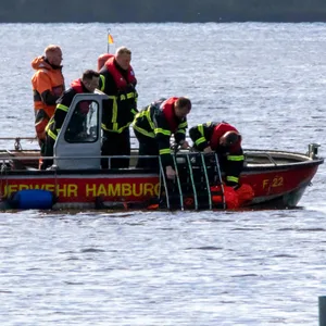 Feuerwehrleute im Einsatz auf der Alster (Symbolbild).