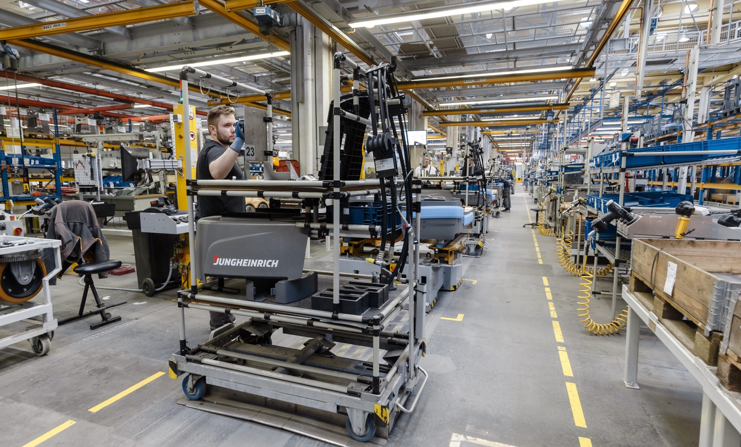 Mann arbeitet an Gabelstapler