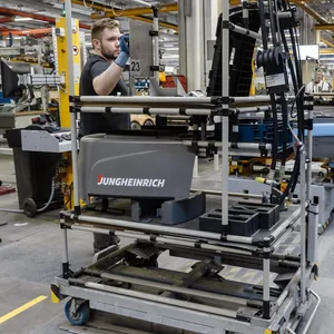 Mann arbeitet an Gabelstapler