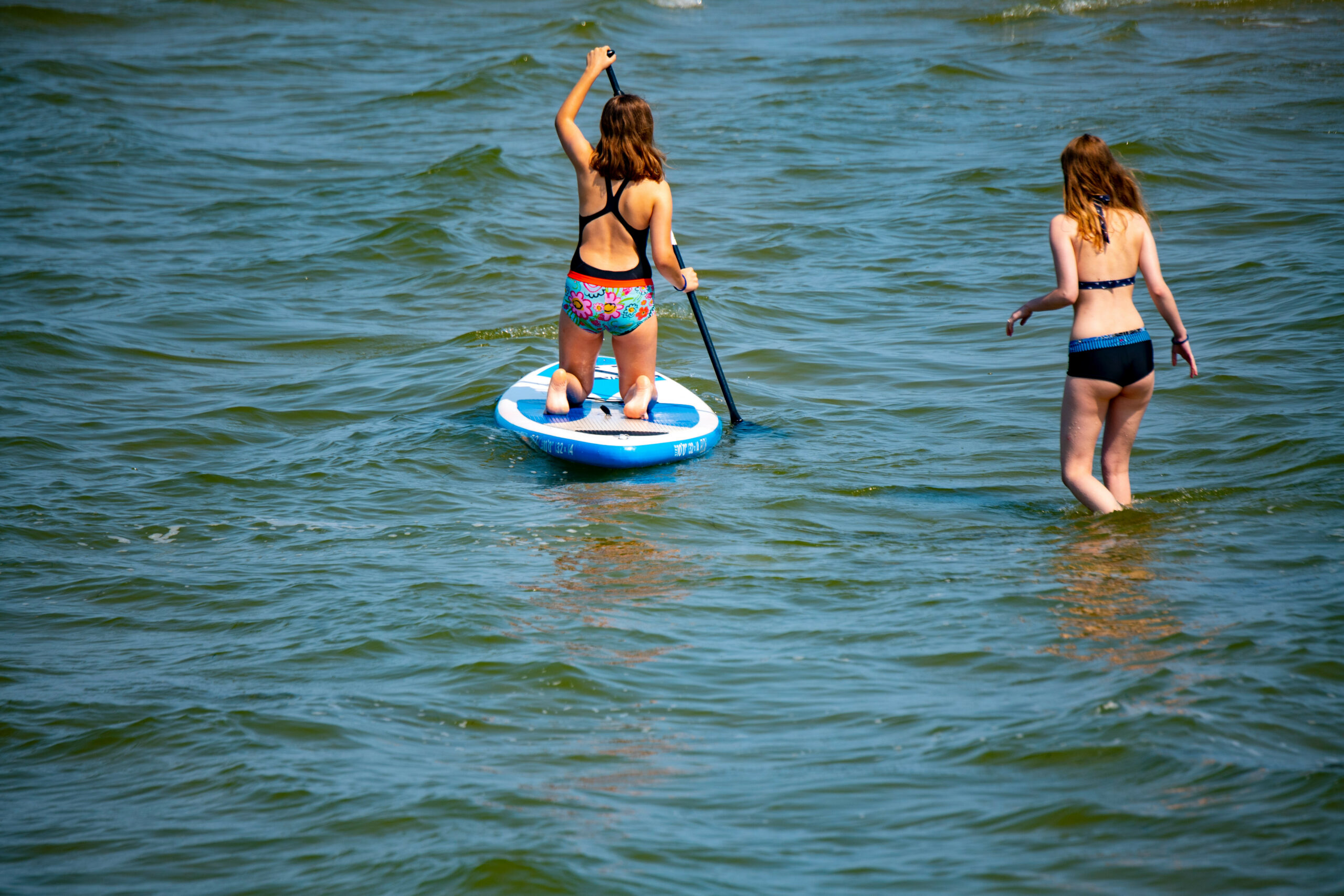 Zwei Frauen baden am Strand im Seebad Lubmin.