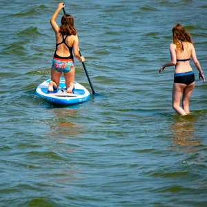 Zwei Frauen baden am Strand im Seebad Lubmin.