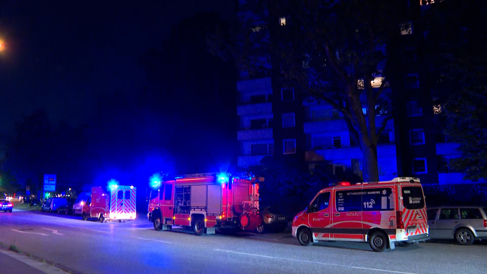 Mehrere Einsatzfahrzeuge in der Nacht zu Sonntag in Eidelstedt. Ein Fall von häuslicher Gewalt soll sich ereignet haben.