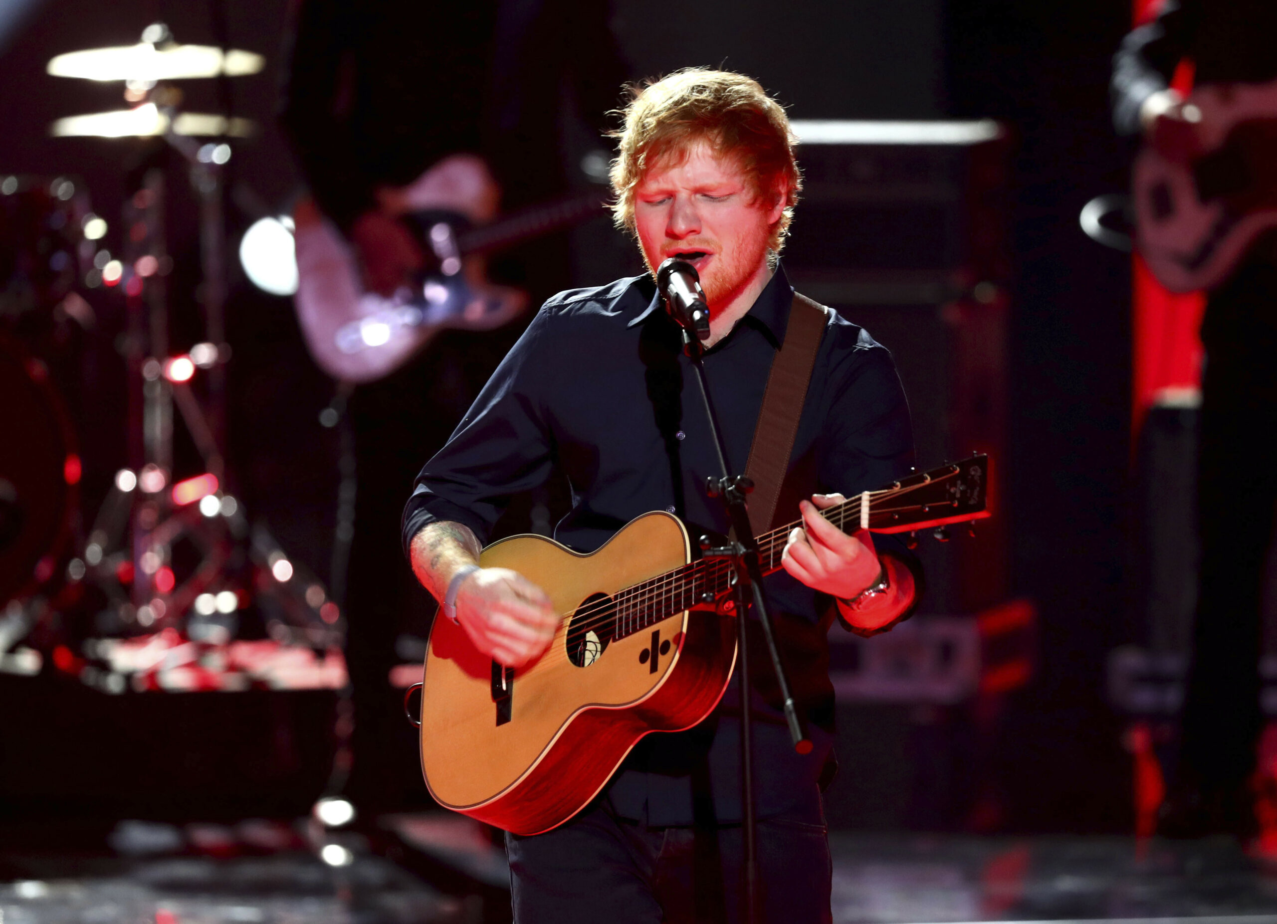 Ed Sheeran mit seiner Gitarre auf der Bühne in Hmaburg