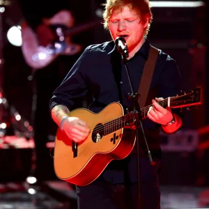 Ed Sheeran mit seiner Gitarre auf der Bühne in Hmaburg