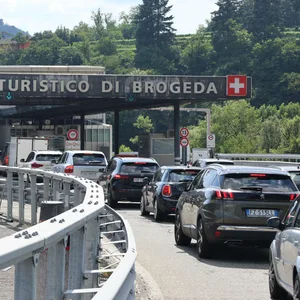 Autos stehen an einem Grenzübergang zur Schweiz.