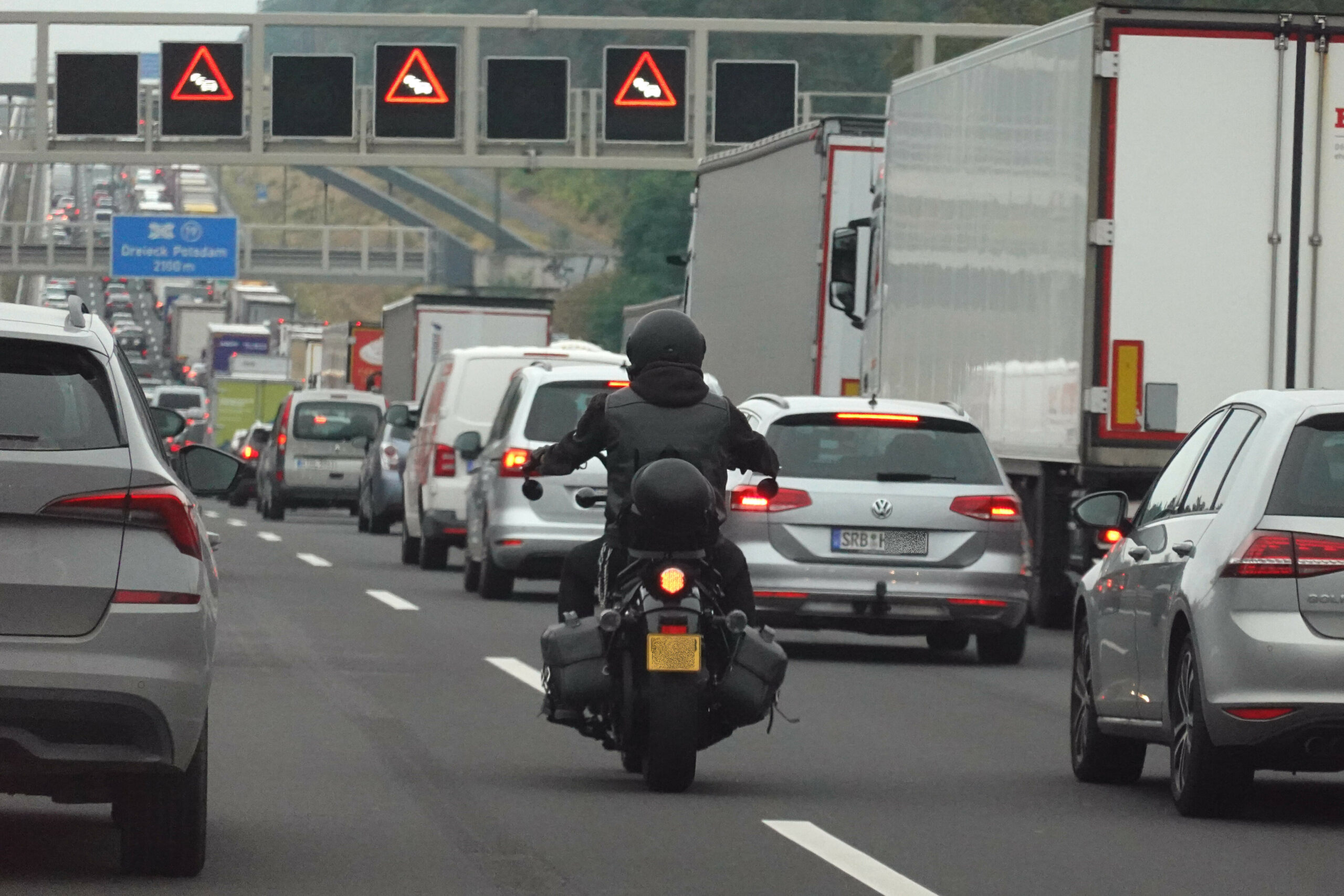 Ein Motorradfahrer fuhr wegen Stau durch die Rettungsgasse