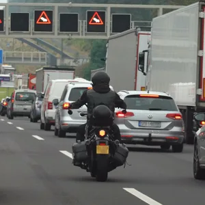 Ein Motorradfahrer fuhr wegen Stau durch die Rettungsgasse
