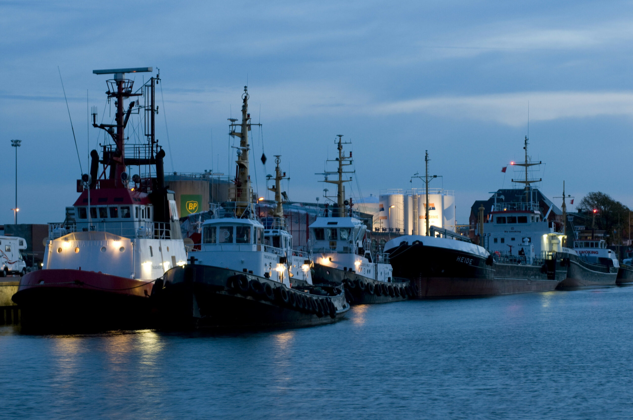 Schiffe liegen im Hafen in Cuxhaven.
