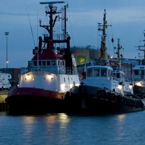Schiffe liegen im Hafen in Cuxhaven.