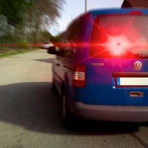 Eine Radarfalle in einem zivilen Polizeiauto (Symbolbild).