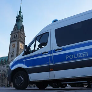 Prügelei auf dem Rathausmarkt – Mann rastet aus nachdem er rassistisch beleidigt wurde