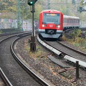 Eine einfahrende S-Bahn.