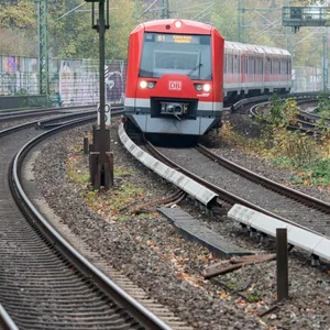Eine einfahrende S-Bahn.