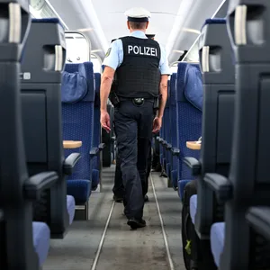 Mann onaniert vor 18-Jähriger in Regionalbahn – als Bundespolizisten ihn überprüfen, schlägt er zu
