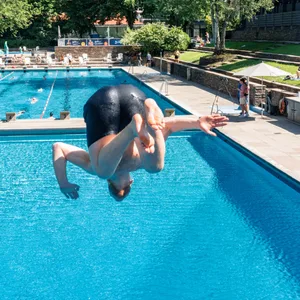 Junge springt in Freibad-Becken