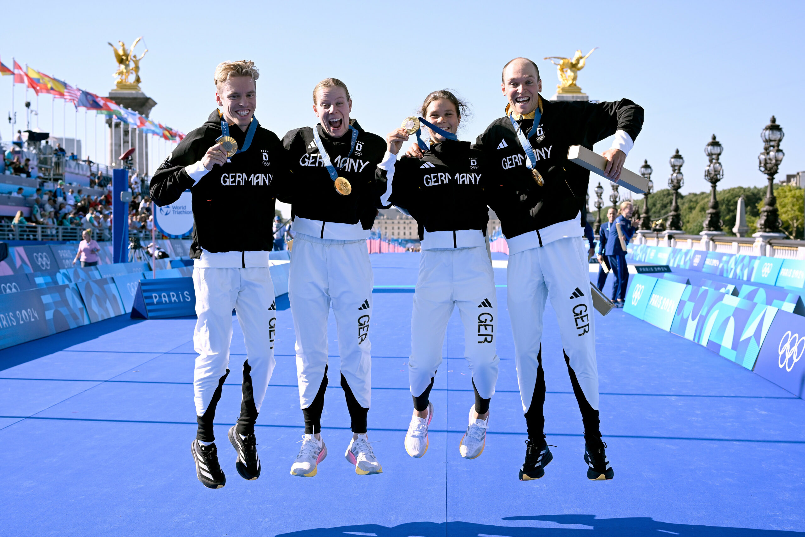 Triathlon-Mix-Staffel jubelt über eine Goldmedaille bei Olympia