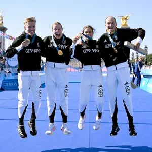 Triathlon-Mix-Staffel jubelt über eine Goldmedaille bei Olympia