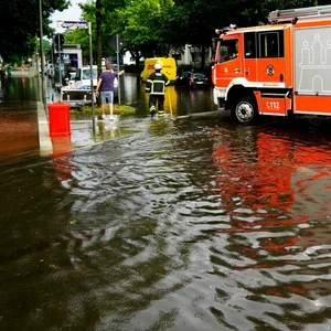 Feuerwehrauto auf überfluteter Straße