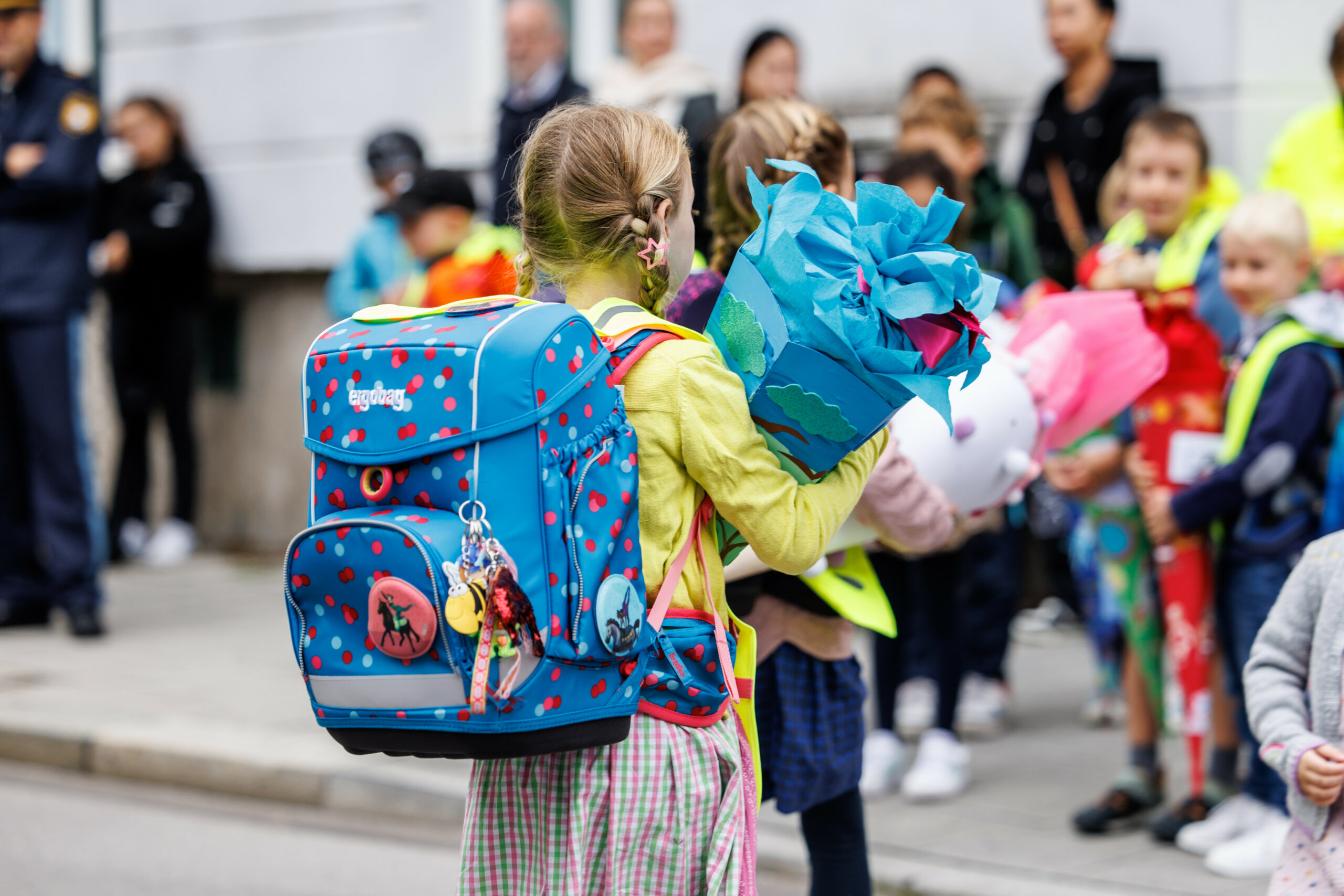 Erstklässler mit Schulranzen und Schultüten