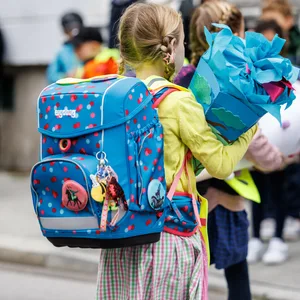 Erstklässler mit Schulranzen und Schultüten