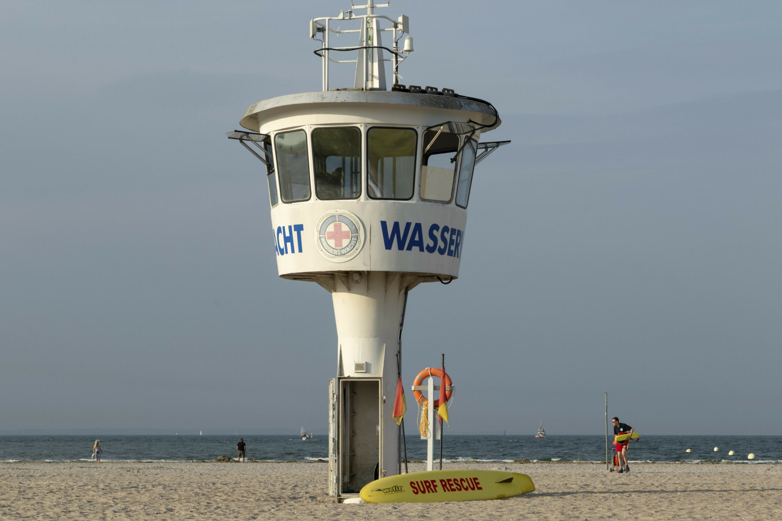 Rettungsschwimmerturm der Wasserwacht am Sandstrand auf dem Priwall.
