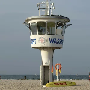 Rettungsschwimmerturm der Wasserwacht am Sandstrand auf dem Priwall.