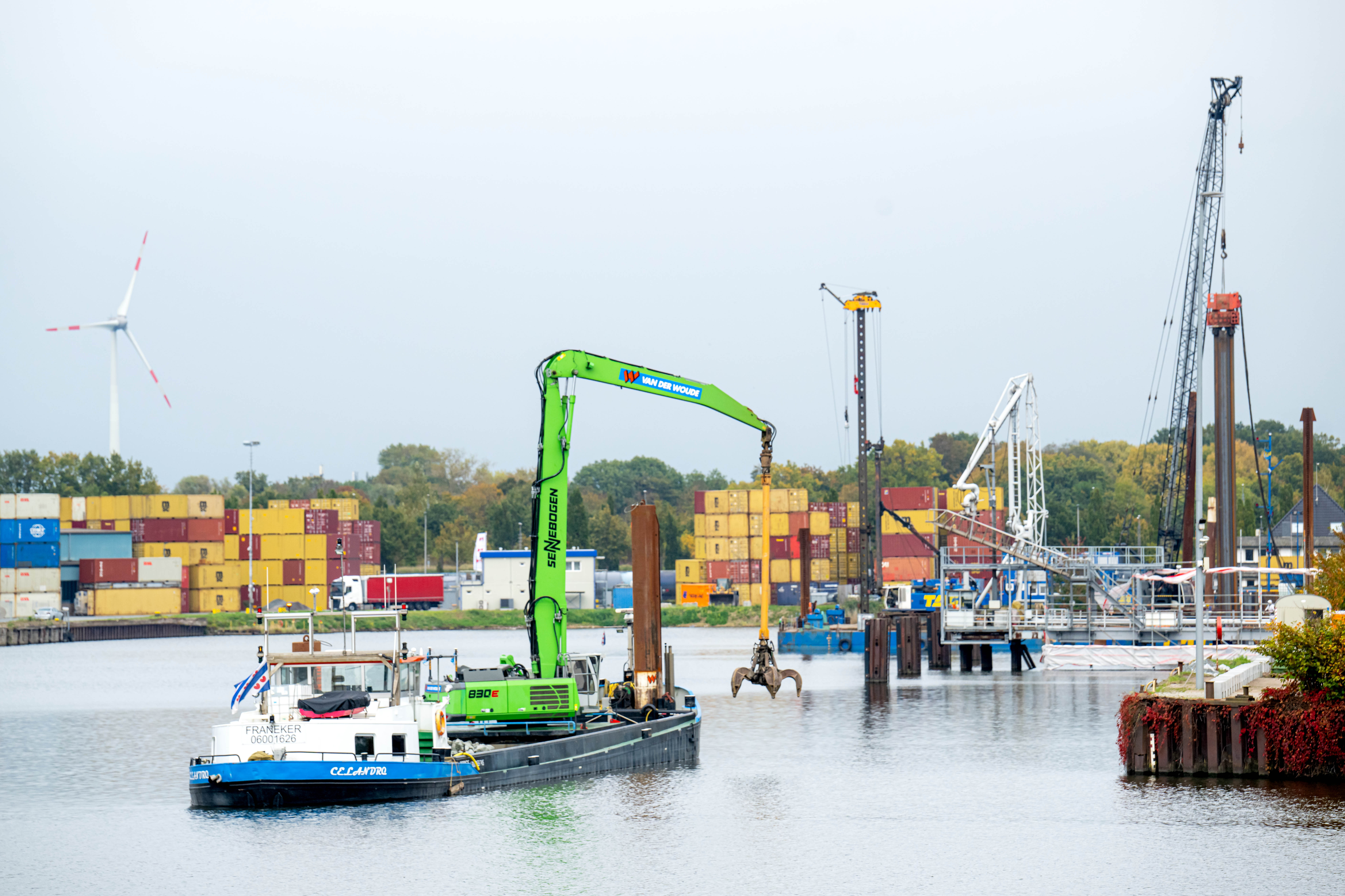 Übersicht über die Hafenanlagen im Kalihafen, ein Areal im Industriehafen von Bremen.
