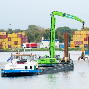 Übersicht über die Hafenanlagen im Kalihafen, ein Areal im Industriehafen von Bremen.