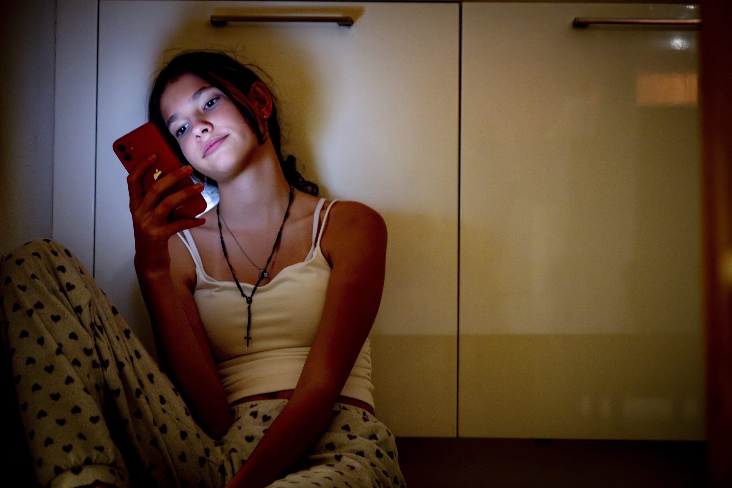 Junges Mädchen mit Handy in der Hand