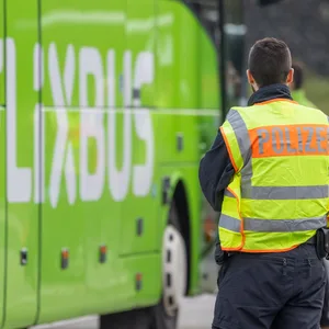 In der Nacht zu Freitag ist es zu einem schweren Flixbus-Unfall gekommen. (Symbolbild)