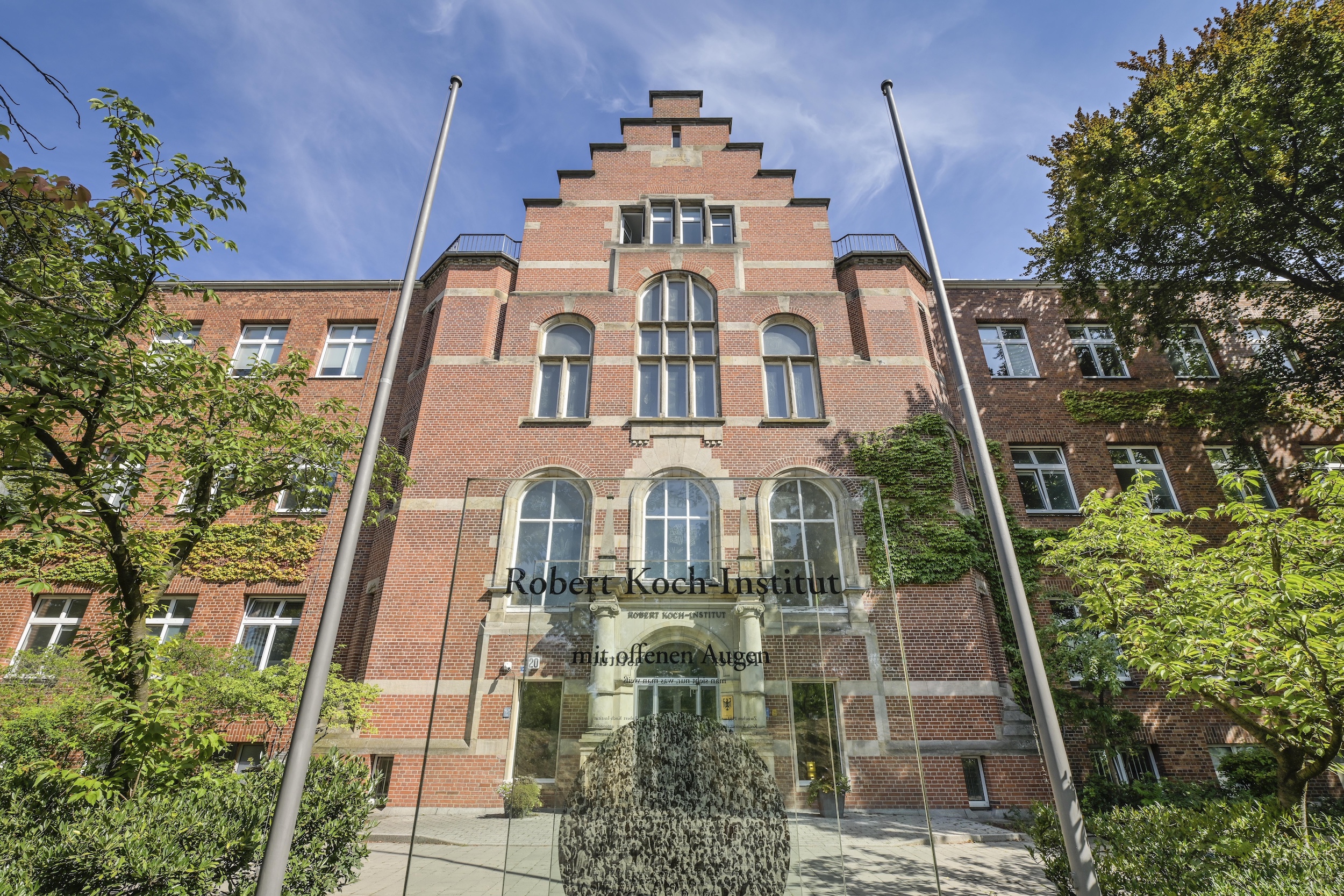 großes Gebäude aus Backstein
