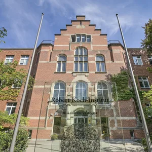 großes Gebäude aus Backstein