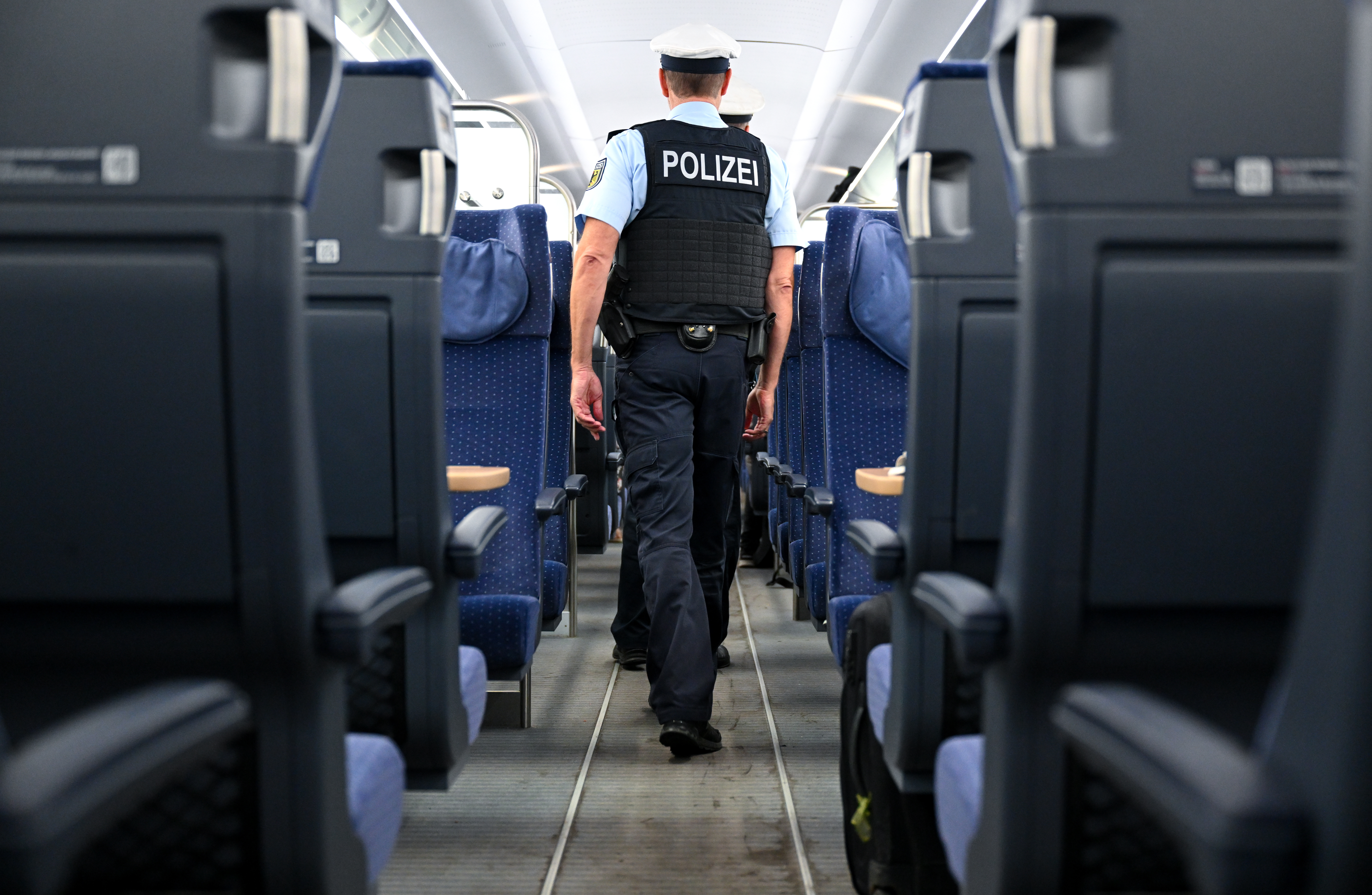 Senior masturbiert in Zug nach Hamburg. Nicht das erste mal – nun kam er in Haft