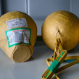 Unter anderem wurden Kugelbomben bei den Tatverdächtigen sichergestellt (Symbolbild)