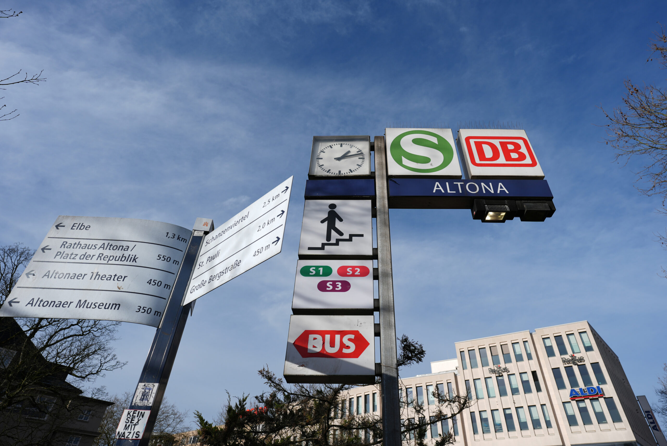 Mann bricht in Zug nach Hamburg leblos zusammen – dramatische rettungsaktion am Bahnhof Altona