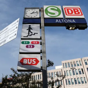 Mann bricht in Zug nach Hamburg leblos zusammen – dramatische rettungsaktion am Bahnhof Altona