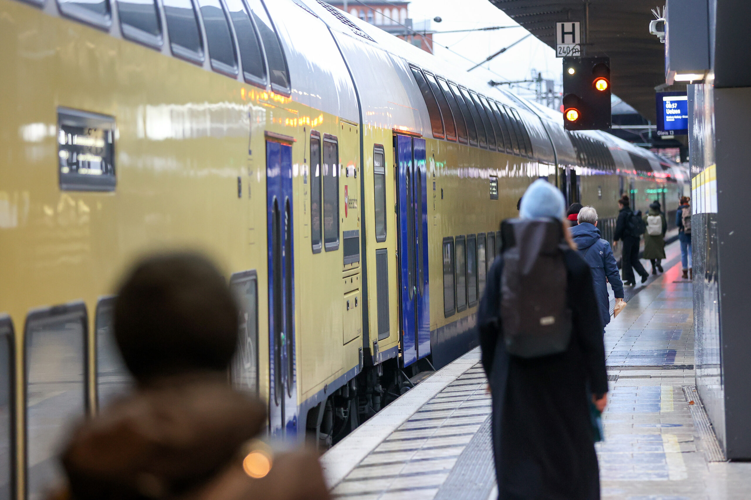Ein Metronom-Zug steht am Hamburger Hauptbahnhof