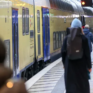 Ein Metronom-Zug steht am Hamburger Hauptbahnhof