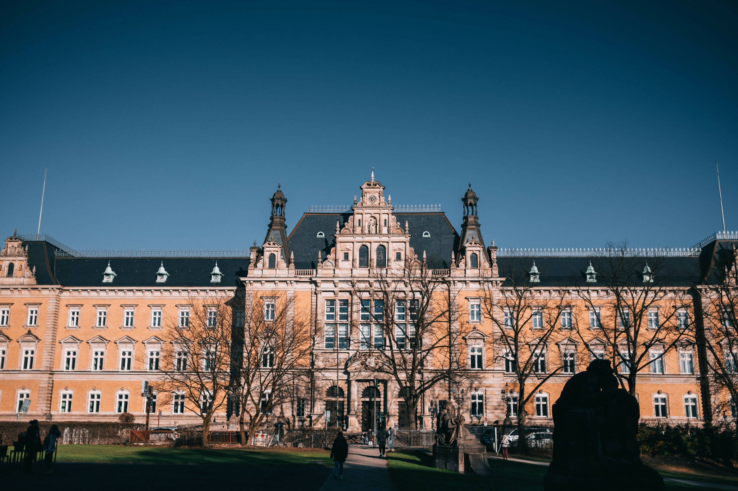 Historisches Gebäude im mit zwei Türmen