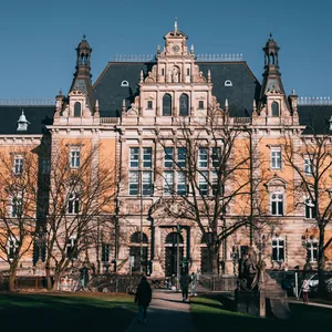 Historisches Gebäude im mit zwei Türmen