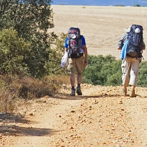 Wanderer in trockener Landschaft
