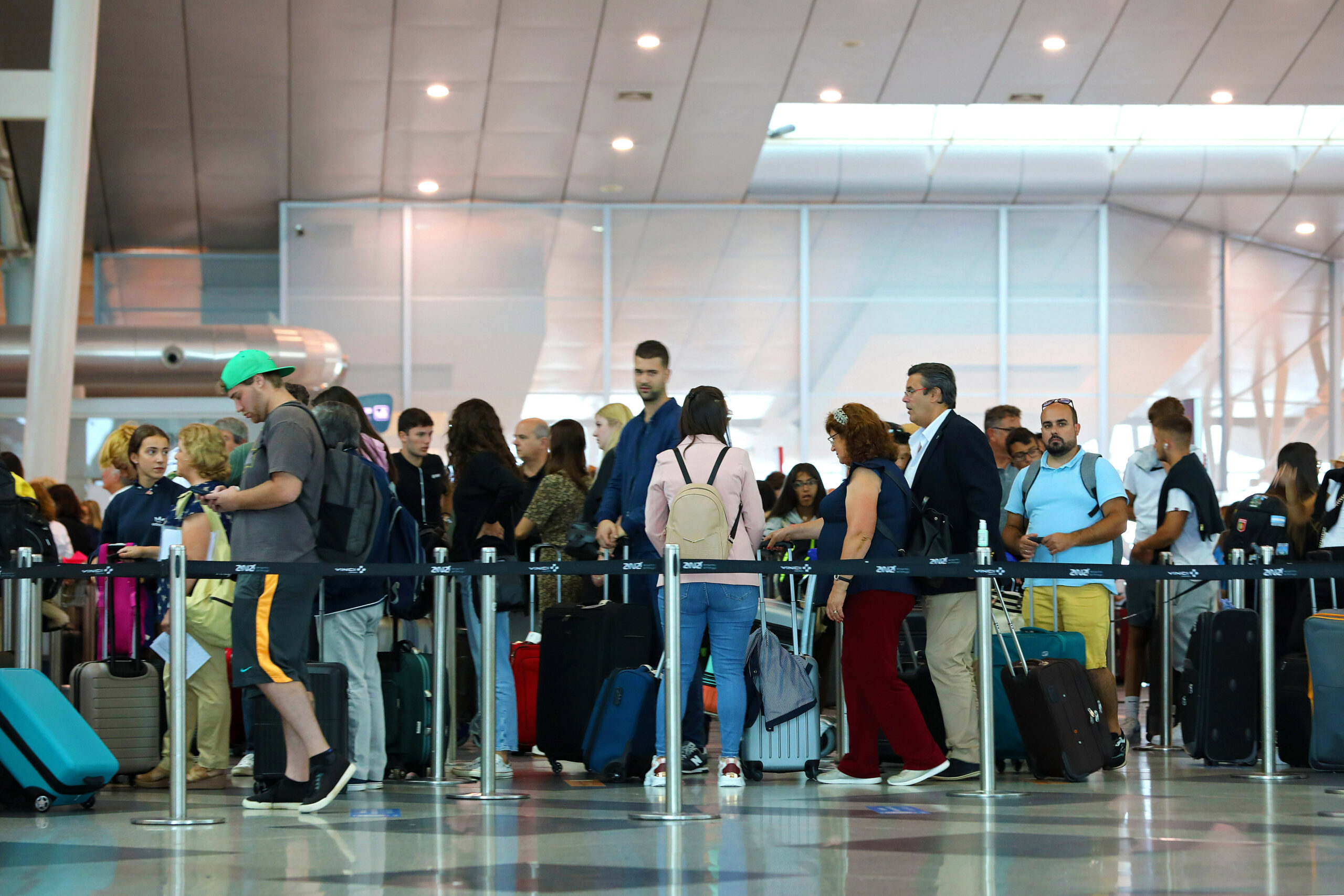Reisende warten am Flughafen auf ihren Flug.