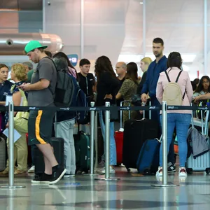 Reisende warten am Flughafen auf ihren Flug.