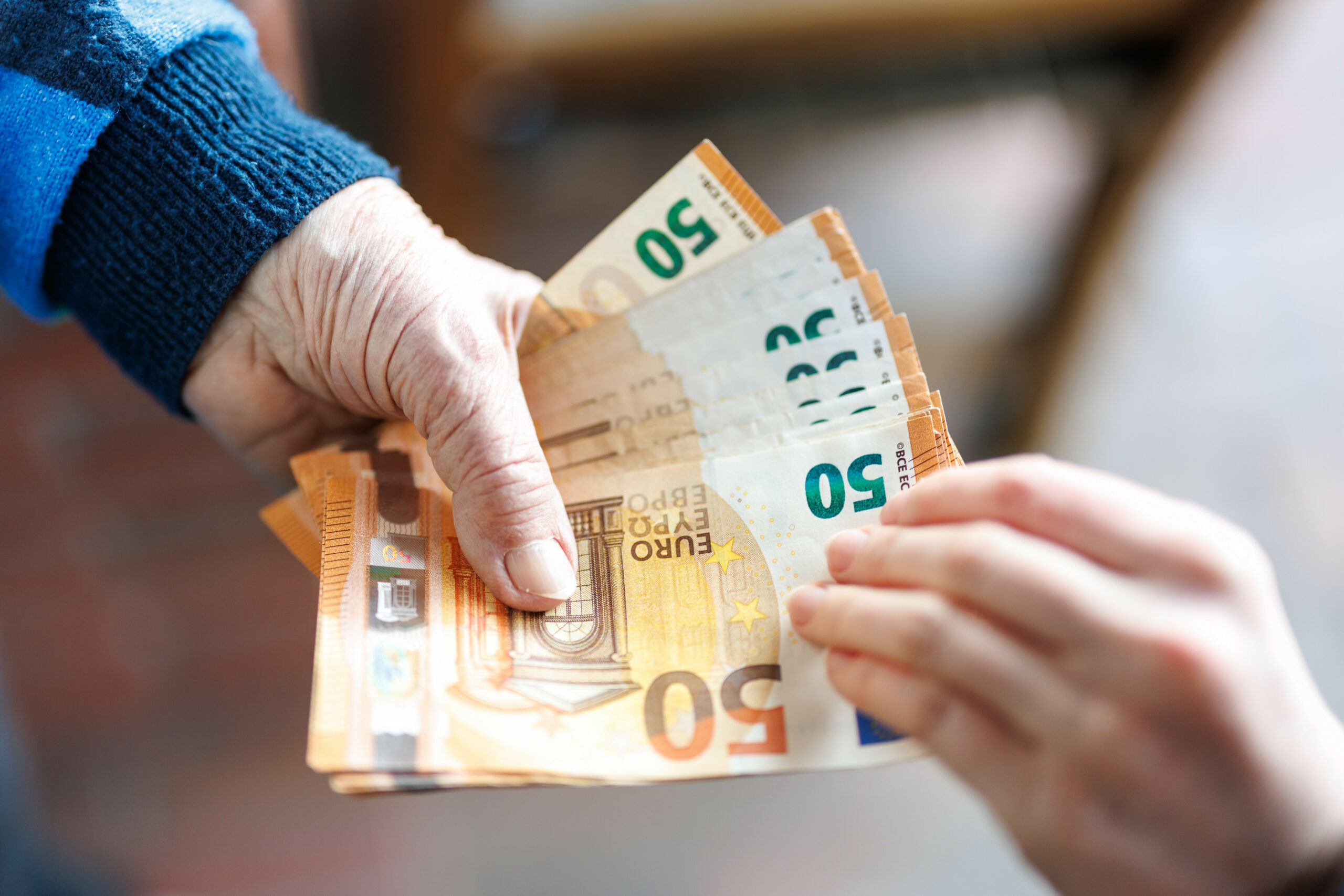 Falscher Bankmitarbeiter versucht Seniorin in Othmarchen um 30.000 Euro zu betrügen – er und zwei Komplizen in Haft