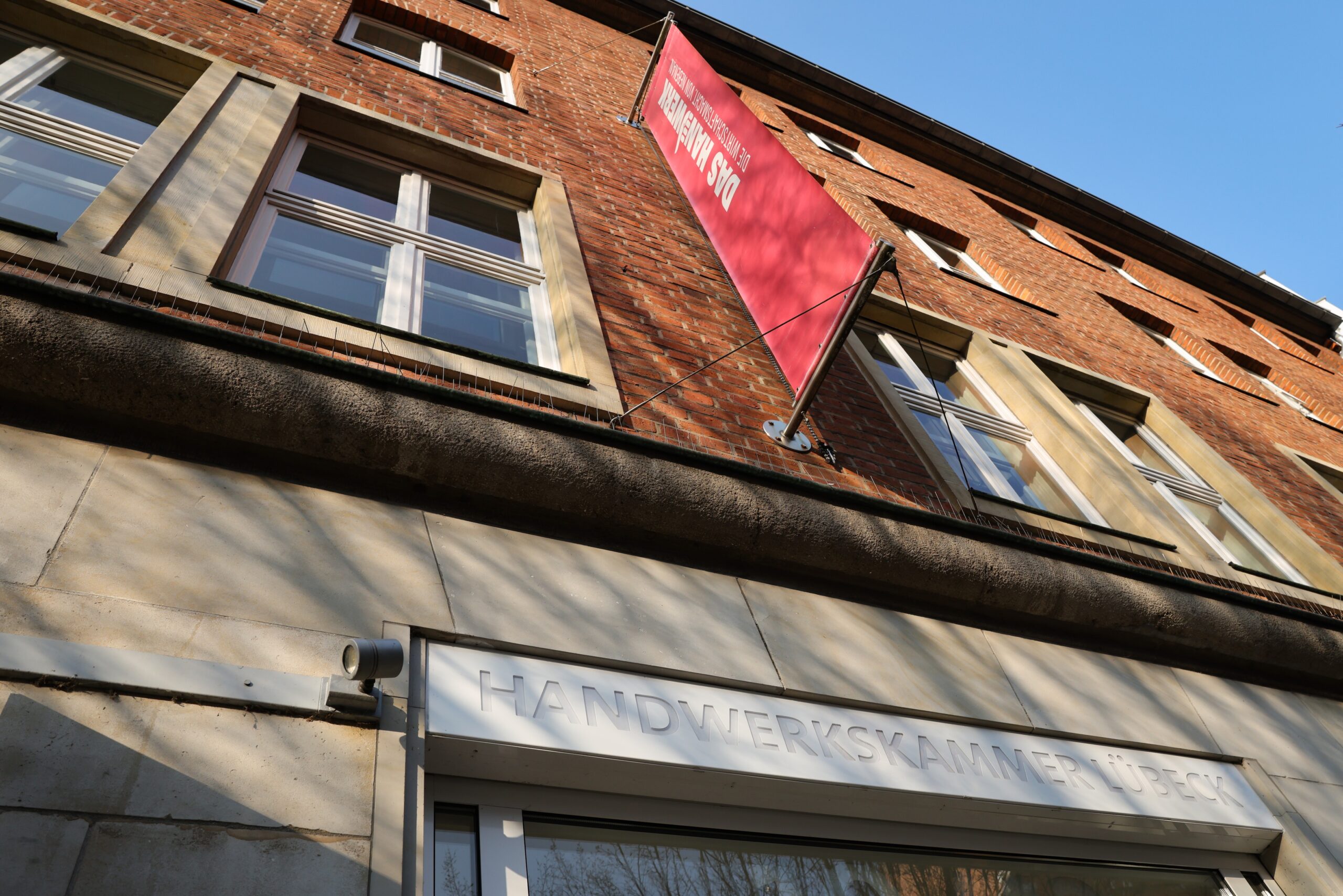 Haus mit Rotter Flagge am Eingang