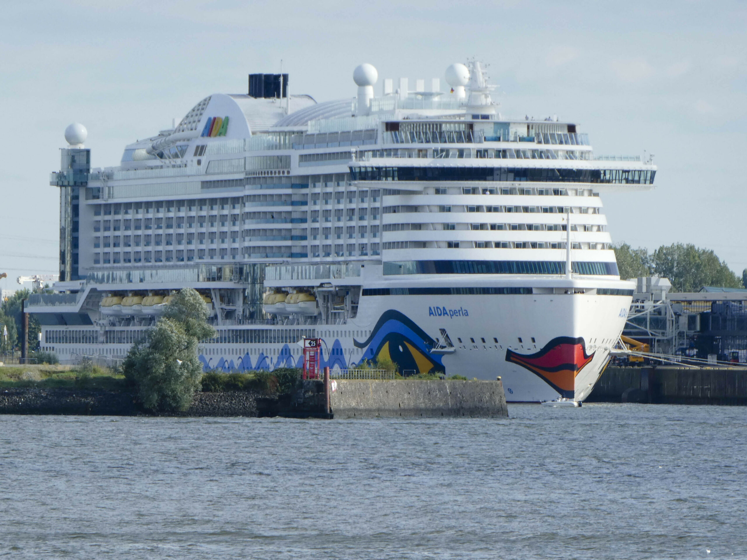Kreuzfahrtschiff im Hafen