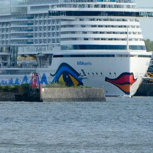 Kreuzfahrtschiff im Hafen